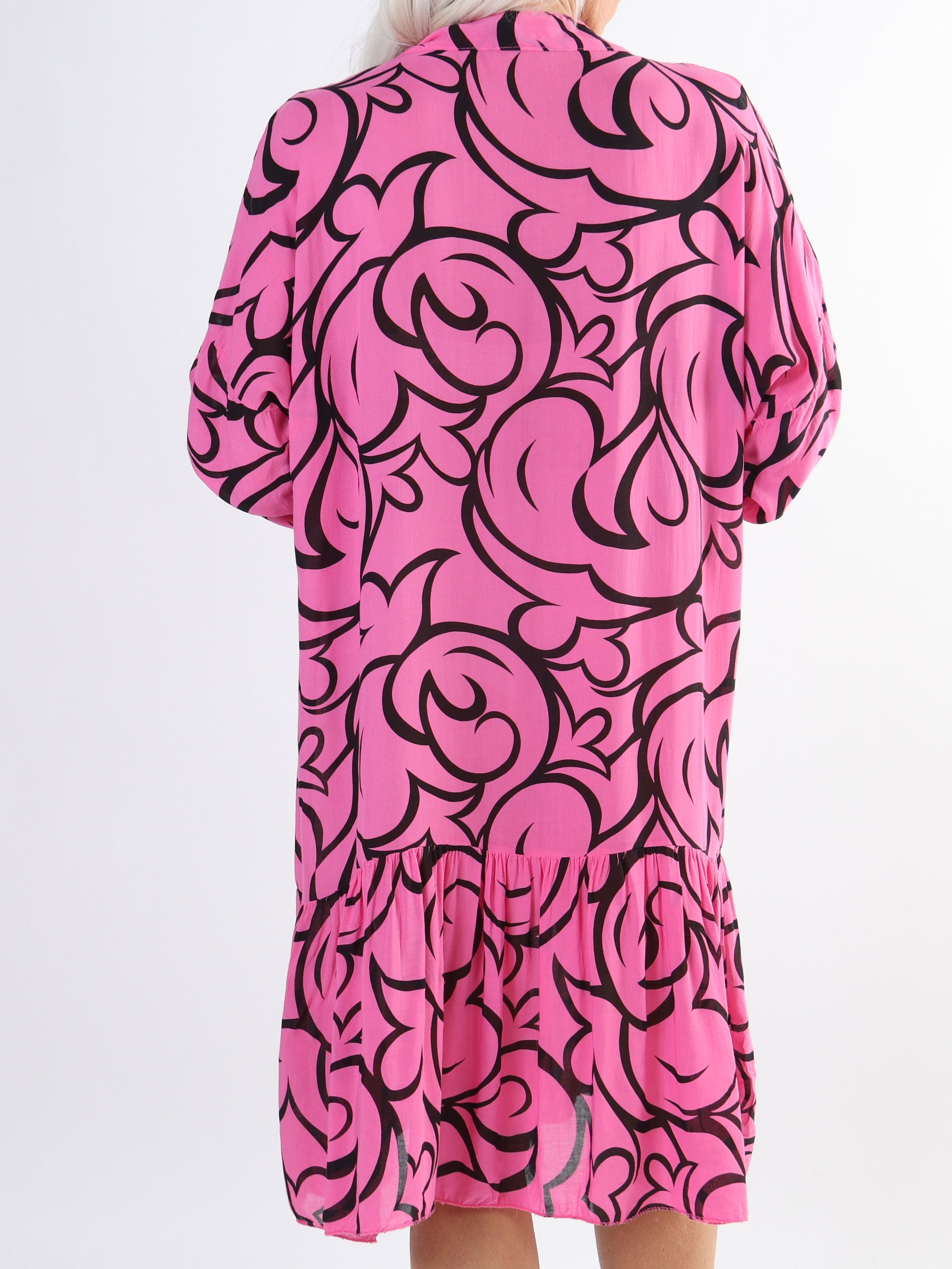 Linda - Mönstrad skjortklänning i stora storlekar med volang